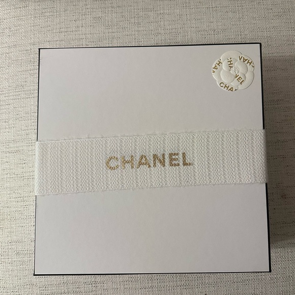 New Chanel Empty Holiday Gift Box with Camilla Flower - Picture 1 of 3